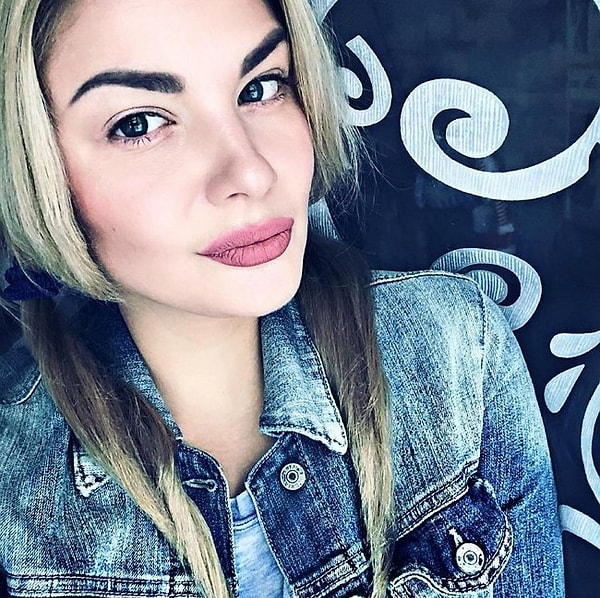 9. Как зовут девушку?