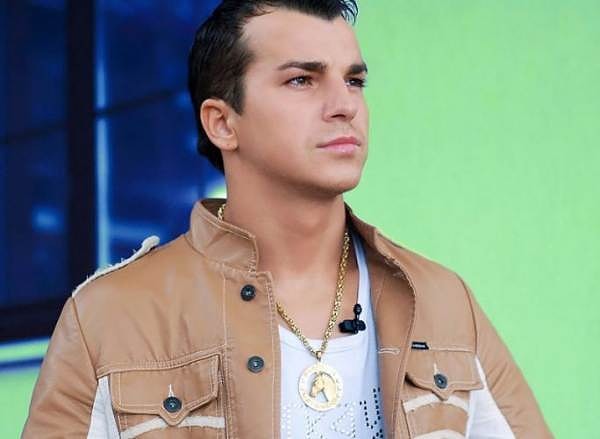 10. А этого молодого человека?