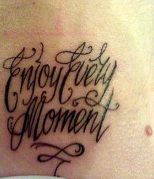 Тату гласит следующее: "Наслаждайся каждым моментом".