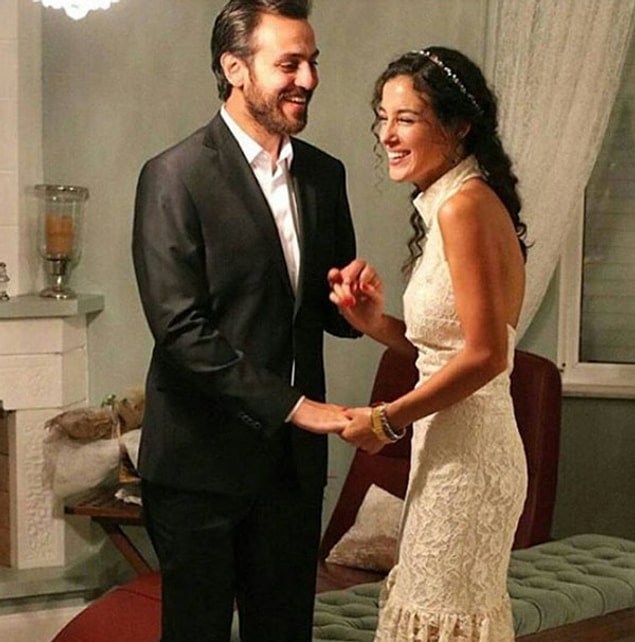 Familya dizisinde rol arkadaşı olarak tanışıp birbirlerine aşık olan Cansu Tosun ve Erkan Kolçak Köstendil, geçtiğimiz sene nişanlanmışlardı.