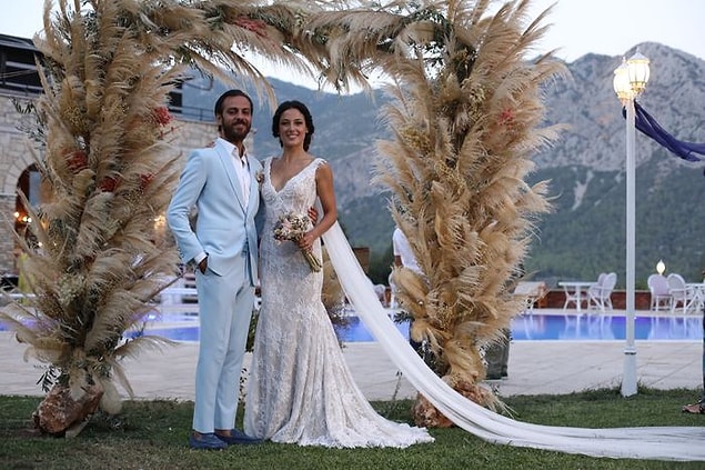 Erkan Kolçak Köstendil ve Cansu Tosun, rüya gibi bir çift olmuşlar gerçekten. İsteyen herkesin böyle düğünü olsun diyor, genç çiftimize de mutluluklar diliyoruz.