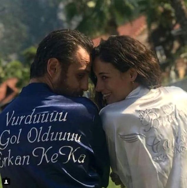 Onlar düğünleri için İstanbul yerine çoğu kişinin sevdiği Olimpos - Adrasan Koyu'nu tercih ettiler. Bu arada bornozlara dikkat! :)