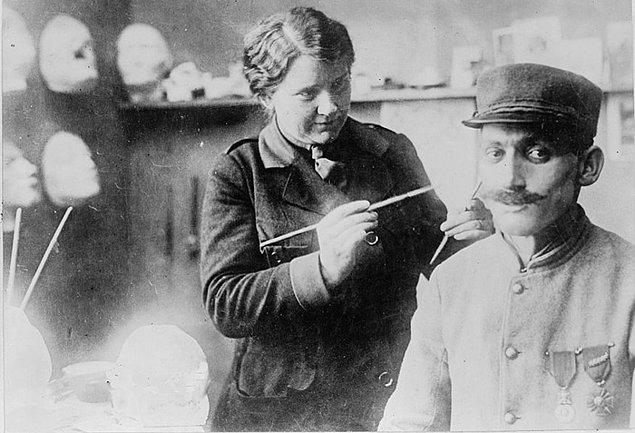 1917 yılının sonlarına doğru savaşta ağır yaralanan askerlere maskeler yapan Francis Derwent Wood'dan ilham aldı.