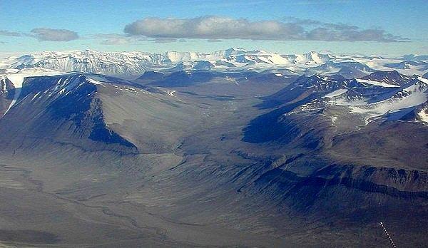 7. Antarktika Çölü her yıl 20 milimetreden daha az yağış alıyor. Ama dünyanın tatlı su kaynaklarının %90'ınını içeriyor.