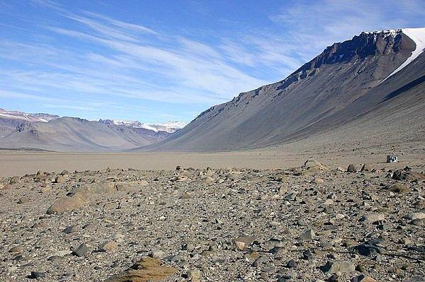 19. Antarktika dünya üzerinde yer alan tamamı çölle kaplı tek kıtadır.