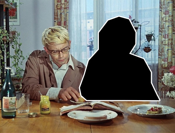 2. Кого вырезали из кадра фильма "Операция «Ы» и другие приключения Шурика"?