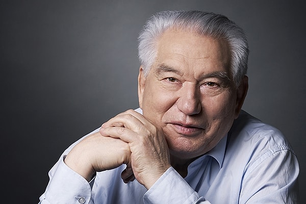 1. Как зовут этого человека?