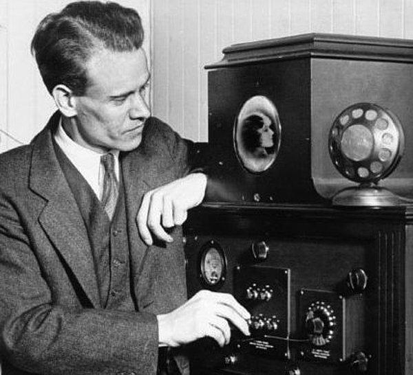 2. Dünyanın ilk elektrikli televizyonunu geliştiren ve patentini alan Philo Farnsworth.