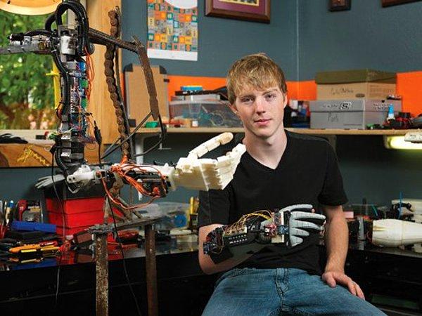 3. Henüz 14 yaşındayken NASA'da "Robonaut" ekibine davet edilen Easton LaChapple.