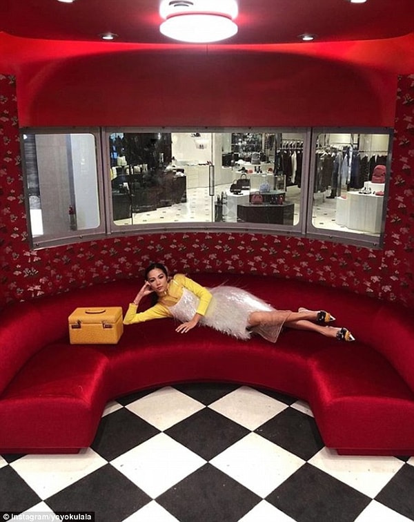 Йойо - завсегдатай Прады. Вог полагает, что она является чуть ли не лучшим дизайнером всего Сингапура.