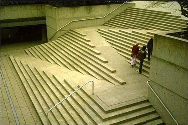 12. Brüksel'deki bu merdiven tasarımı tekerlekli sandalyeler için ayrı, bölünmüş bir alan oluşturmak yerine bütünleştirici bir yaklaşımı benimsiyor.