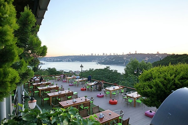 Bu arada olayın geçtiği cafe, İstanbul'da Anadolu Hisarı'nda... Yani kültür başkentimiz, metropolümüz İstanbul'da...