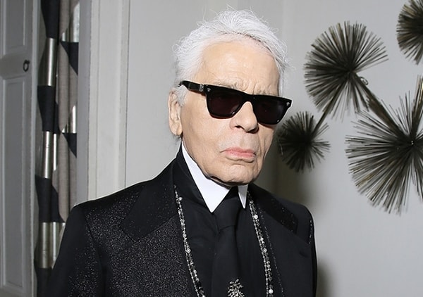 8. Карл Лагерфельд очень боится стоматологов, а в его возрасте, понятно, зубы не остаются белоснежными. Вот и появляется дизайнер всегда с сомкнутыми губами.