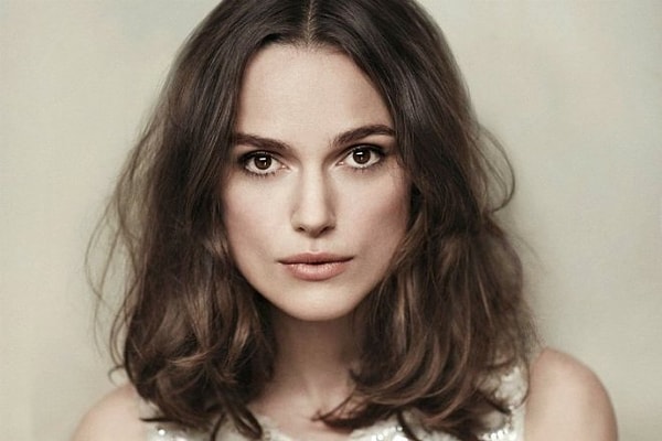 9. Кира Найтли утверждает, что ничуть не комплексует из-за неправильного прикуса. Но отсутствие улыбки на ее губах говорит об обратном.