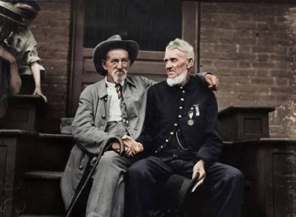 12. Ветераны Гражданской войны в США пожимают друг другу руки, 1913 год