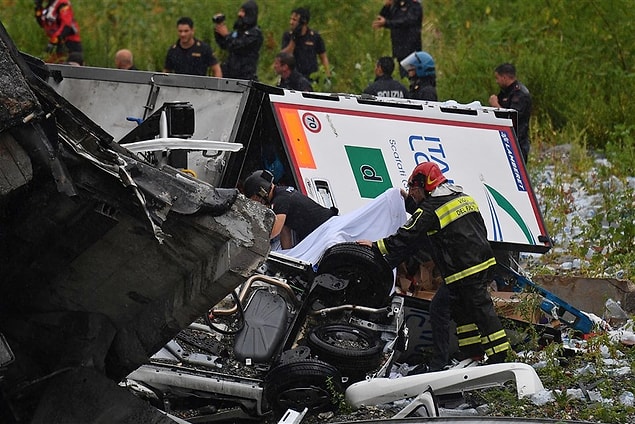 A10 otoyolu üzerinde bulunan köprünün bir kısmı dün yerel saat ile 11.30 civarında çöktü.