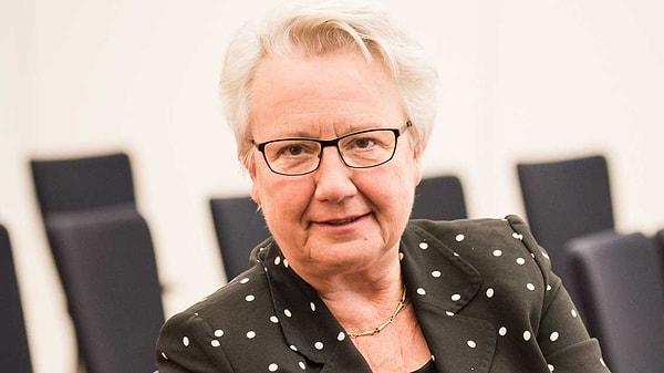 6. Almanya Federal Eğitim ve Araştırma Bakanı Annette Schavan, doktora tezinde intihal yaptığı ortaya çıkınca istifa etti.
