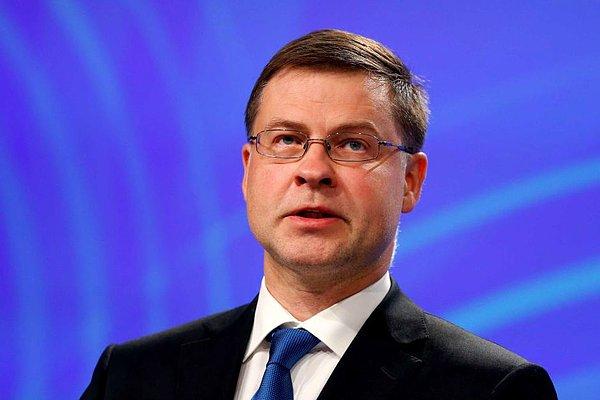 15. Letonya Başbakanı Valdis Dombrovskis, bir alışveriş merkezinin çatısının çökmesi sonucu 54 kişi hayatını kaybedince sorumluluğu olduğunu söyleyerek istifa etti.