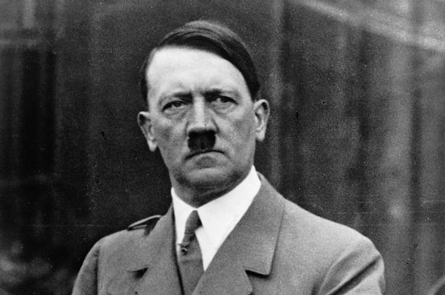 1938: Adolf Hitler, Çekoslovakya ve Avusturya'daki Almanlar için kendi geleceklerini belirleme hakkı istedi.