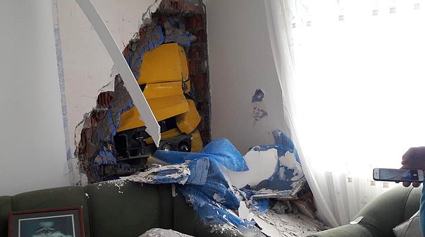 Kaza sonrası evin duvarının bir kısmı yıkıldı.