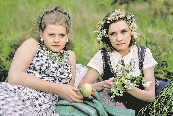 2. Сколько лет было девушкам-главным героиням картины "Москва слезам не верит", когда они приехали покорять Москву?