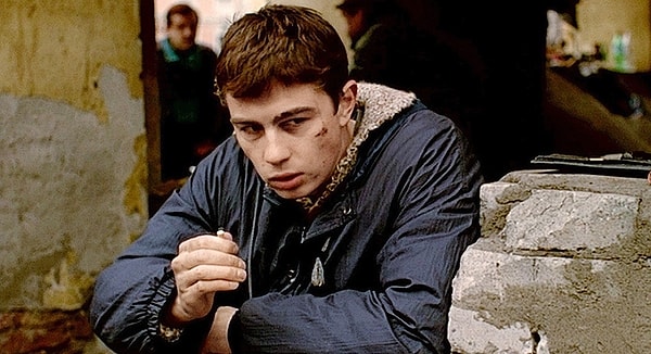 3. Сколько лет исполнилось Даниле Багрову в фильме "Брат", когда начались основные действия картины?