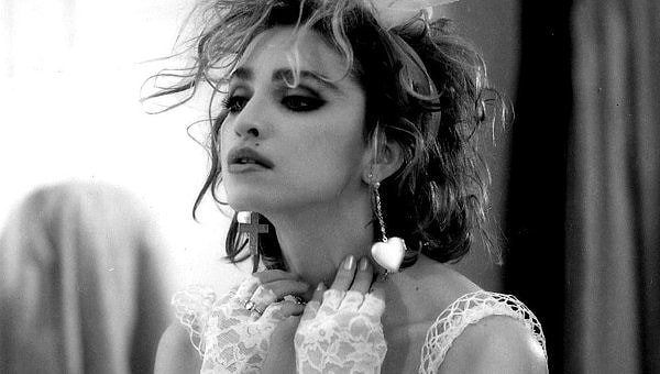 4. Учителя любили усидчивую девушку, а одноклассники, наоборот, посмеивались и считали заучкой.