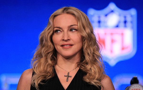 13. Певица провела 10 мировых турне, а за все время ее карьеры продано 300 млн записей.