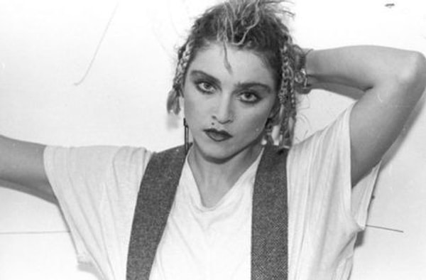 5. В 14 лет Мадонна приняла участие в конкурсе талантов, для этого раскрасившись зелеными и красными красками, надев короткие шорты и топ. От образа примерной девочки не осталось и следа.