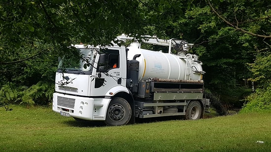 Zehirleniyoruz! Kanalizasyon Atığı, Resmi Plakalı Vidanjörle Dereye Boşaltıldı