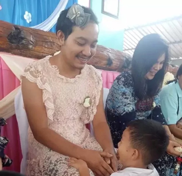 Tayland'da 12 Ağustos Kreliçe Sirikit'in doğum günü olarak kutlanıyor. Kraliçe aynı zamanda toplumun annesi olarak görüldüğünden Anneler Günü de aynı güne denk geliyor.