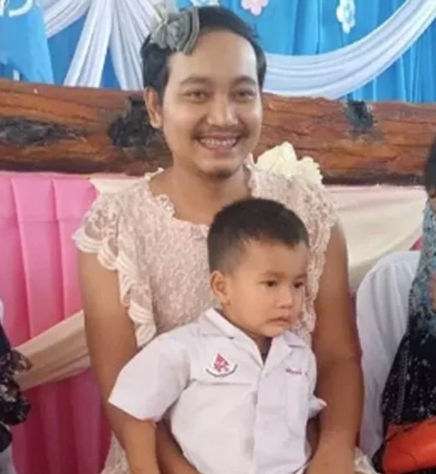 Tayland geleneğine göre çocuklar sevgi ve minnetlerini göstermek için annelerinin önünde eğiliyor ve onlara beyaz yasemin sunuyor ya da çelenk giydiriyorlar. Karşılığında anne de çocuklarına hayır dualarını sunuyor.