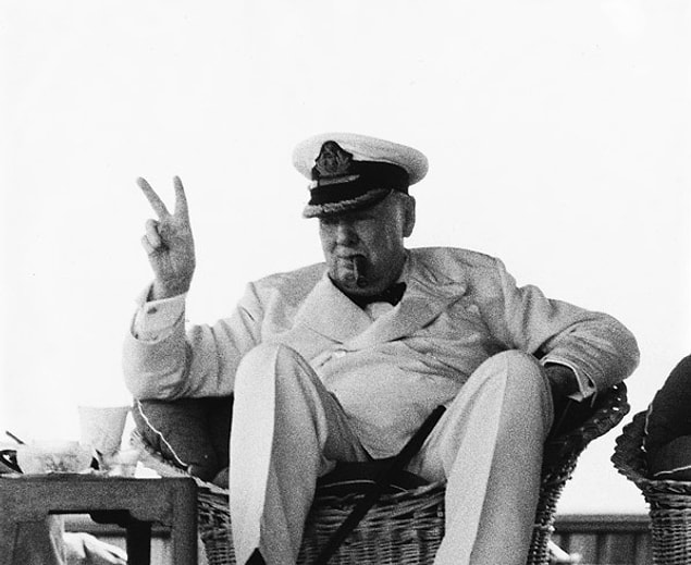 9. Dönemin İngiliz devlet adamı: Winston Churchill...