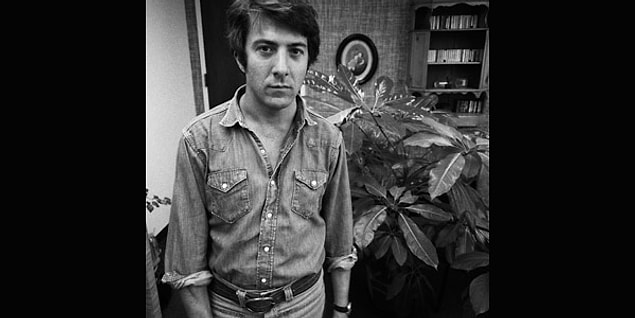 5. Ünlü oyuncu Dustin Hoffman’ı New York’taki bürosunda üzerine gazete kâğıdı serdiği masasında peynir, zeytin, ekmek yerken yakaladı...