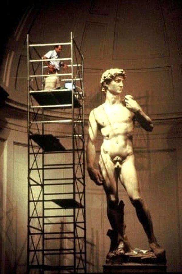 18. Michelangelo'nun David heykeli bir insanla karşılaştırıldığında devasa!