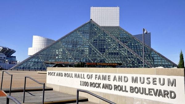 8. Rock and Roll Hall Of Fame müzesine giren ilk kadın sanatçı oldu.