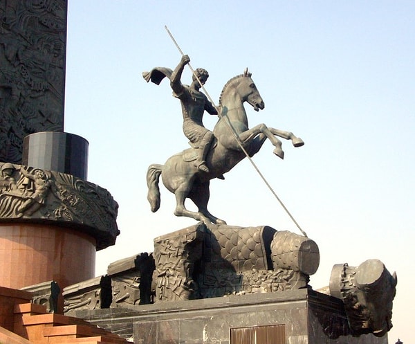 2. Кому установлен этот памятник?