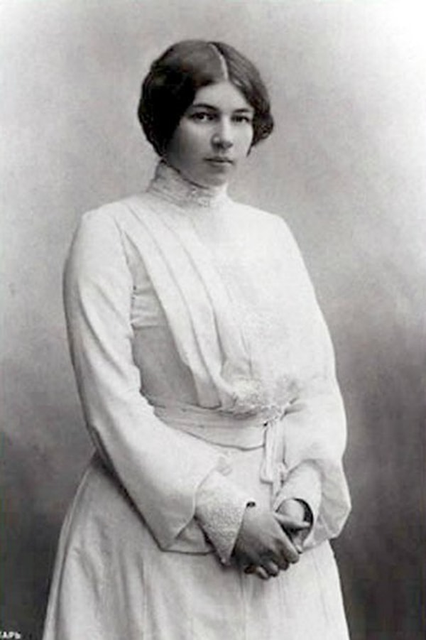 8. Чья супруга?