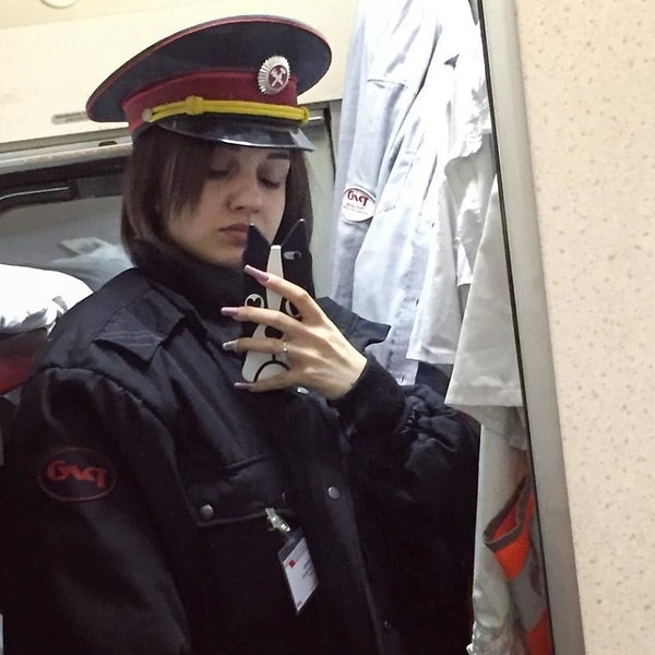 1. Селфи на работе только со строгим лицом...