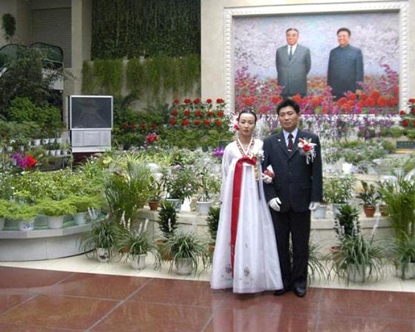18. Kuzey Kore'de resmi evlilik yaşı kadınlarda 25, erkeklerde ise 27.