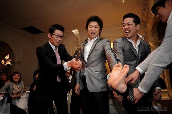 23. Güney Kore'de evlenen genç, arkadaşları tarafından falakaya yatırılır.