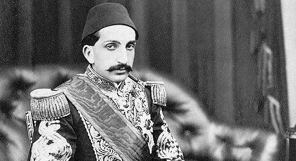 II. Abdülhamid 31 Ağustos 1876'da tahta çıktı çıkmasına da esas iddialar da burada başlıyordu. Midhat Paşa'nın kendisini şartlı bir şekilde tahta çıkarttığı ve hatta Abdülhamid'den imzalı bir senet aldığı söylendi.