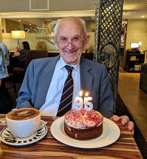 3. "Bu benim büyük babam. Geçen haftalarda 95. yaş gününü kutladık ve bana dedi ki; 'En azından artık genç ölmekten korkmuyorum.'"
