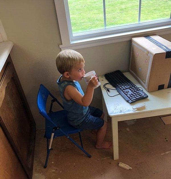 17. "Benim 3 yaşındaki küçük aşkım. Babası gibi kendisini bilgisayar programcısı sanıyor. Kendisinin faresi, klavyesi ve ekranı var. Kahvesini yudumluyor."
