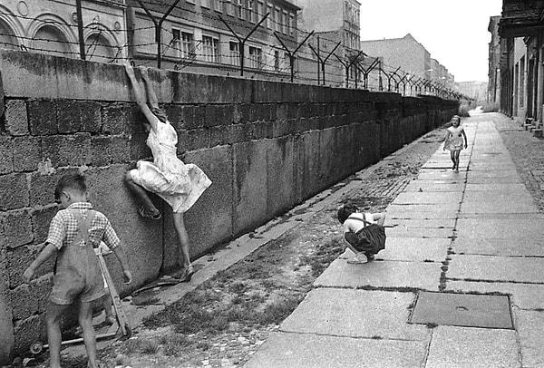 9. Berlin duvarı hangi sene yıkılmıştır?