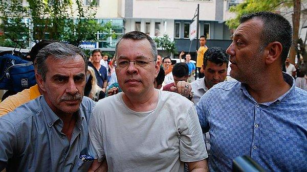 İzmir 3. Ağır Ceza Mahkemesi, 25 Temmuz'da dosya üzerinde yaptığı incelemede, Brunson'ın tutukluluğunu ev hapsine çevirerek, sanık hakkında yurt dışına çıkış yasağı getirmişti.
