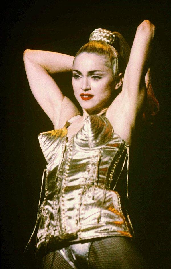 19 yaşına geldiğinde evinin yakınlarında bir kulüpte Vogue'u sergilemek için ilk kez Madonna kılığına girdi. Zaten sahne karakteri bu noktadan sonra şekillendi.