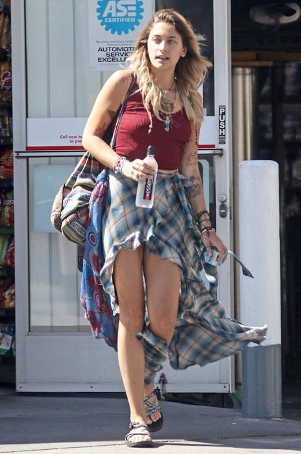 3. Пэрис Джексон в непонятном наряде.