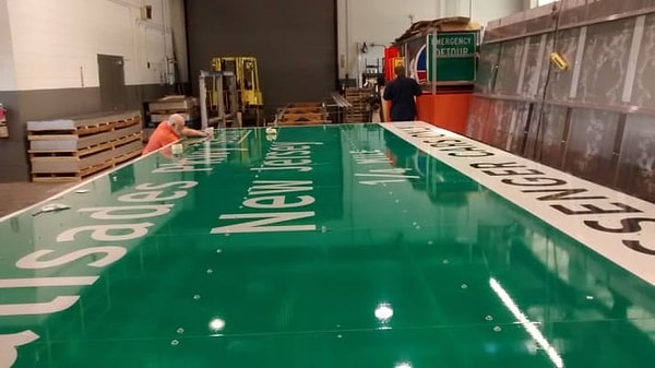 3. Перед вами размер дорожного знака, который обычно стоит на въезде в город