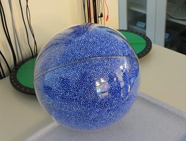 7. Видите эти голубые шарики? Такое количество мини-Земель могли поместиться внутри Солнца